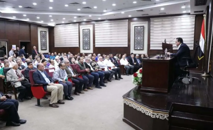 خلال لقائه بالأطباء.. وزير الصحة: ضرورة الحفاظ على استدامة توافر المستلزمات الطبية بمعهد القلب