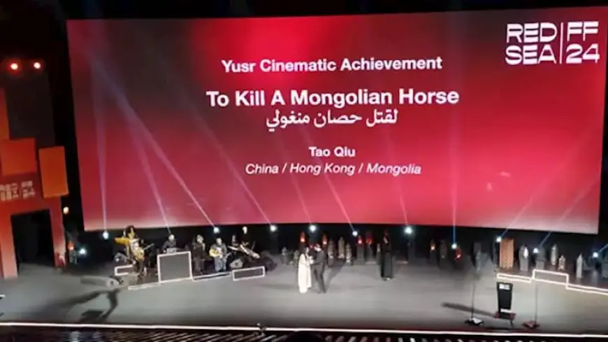 أبو بكر شوقي يقدم جائزة اليسر لأفضل مساهمة سينمائية بمهرجان البحر الأحمر السينمائي 2024
