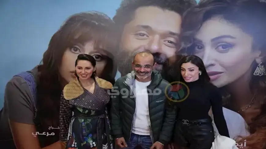 أيمن بهجت قمر يتوسط دينا الشربيني وياسمين رئيس من العرض الخاص لفيلم “الهنا اللي أنا فيه”