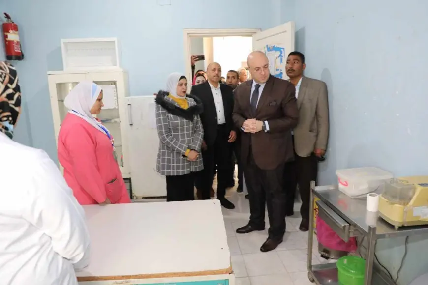 محافظ بني سويف يتابع مستوى الخدمات بالوحدة الصحية في الكوم الأحمر