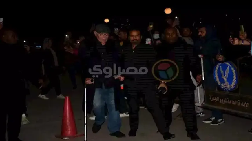 بالصور..فنان على عكاز في عزاء الراحل نبيل الحلفاوي