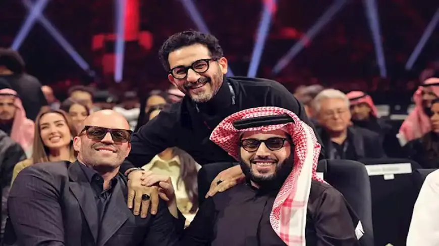 أحمد حلمي ينشر صورة مع جيسون ستاثام ويعلق: “قابلت ملك الأكشن”