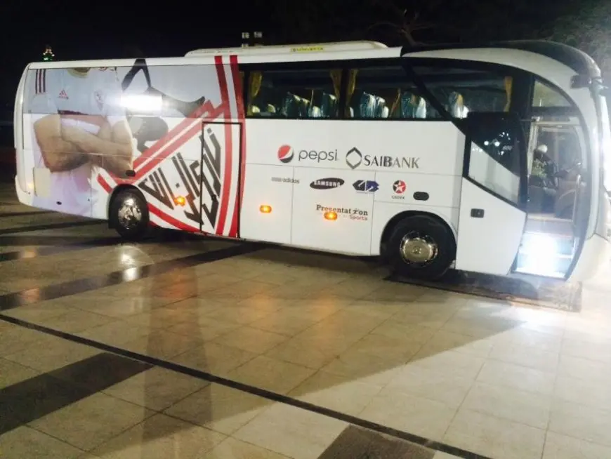 حافلة الزمالك تصل استاد القاهرة استعداداً لمواجهة الاتحاد