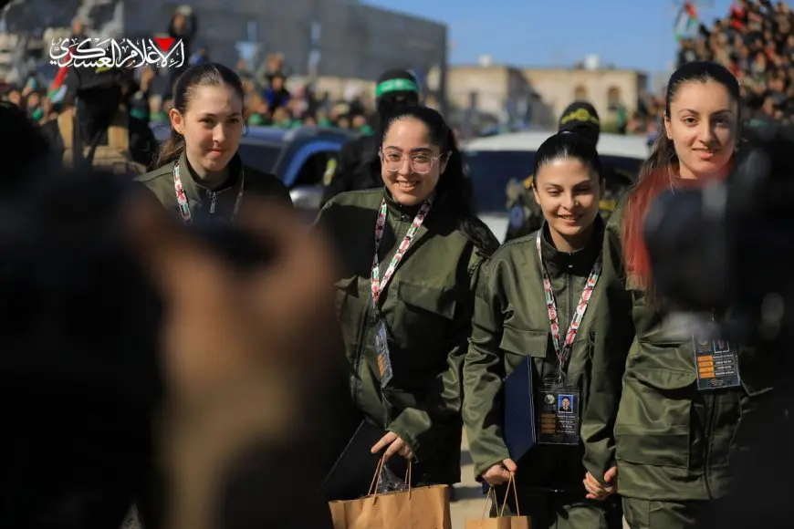 مرتديات أساور بألوان علم فلسطين.. القسام تنشر صورا جديدة لعملية تسليم المحتجزات الإسرائيليات