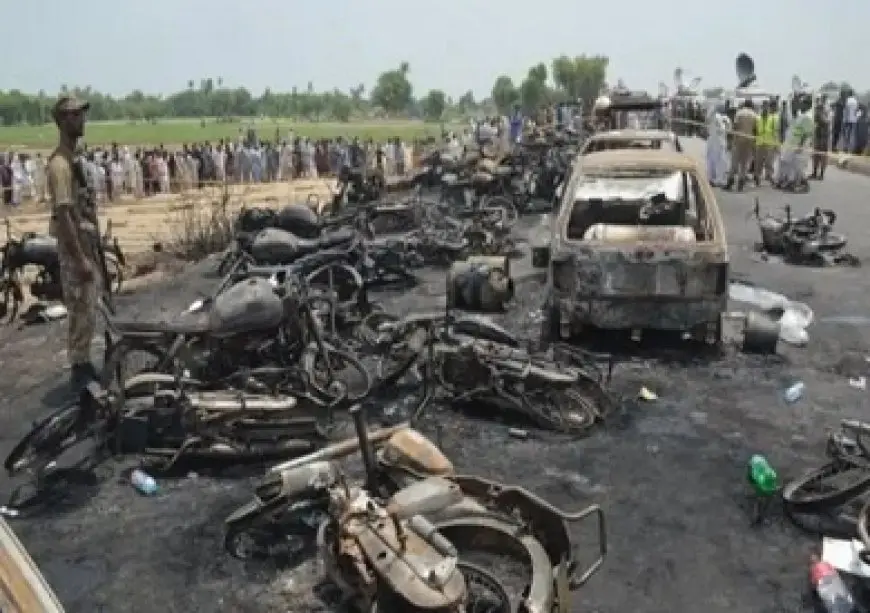 انفجار شاحنة تحمل غازا نفطيا مسالا بوسط باكستان يودي بحياة 5 أشخاص