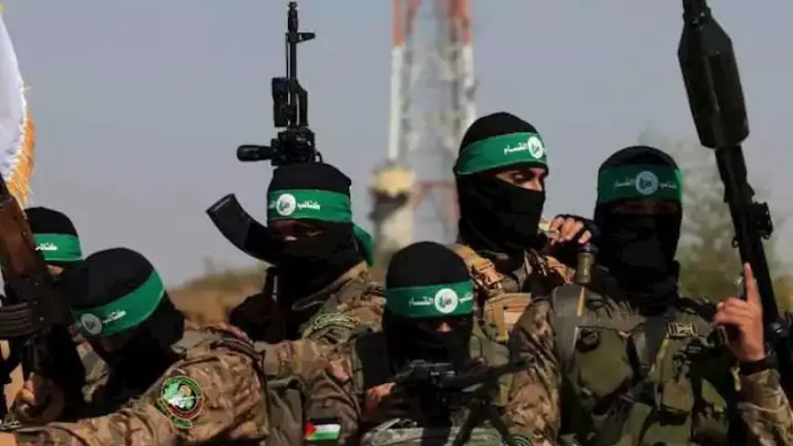 شاهد..عنصر من القسام يقدم المياه لسيدة فلسطينية خلال استقبال العائدين لشمال القطاع