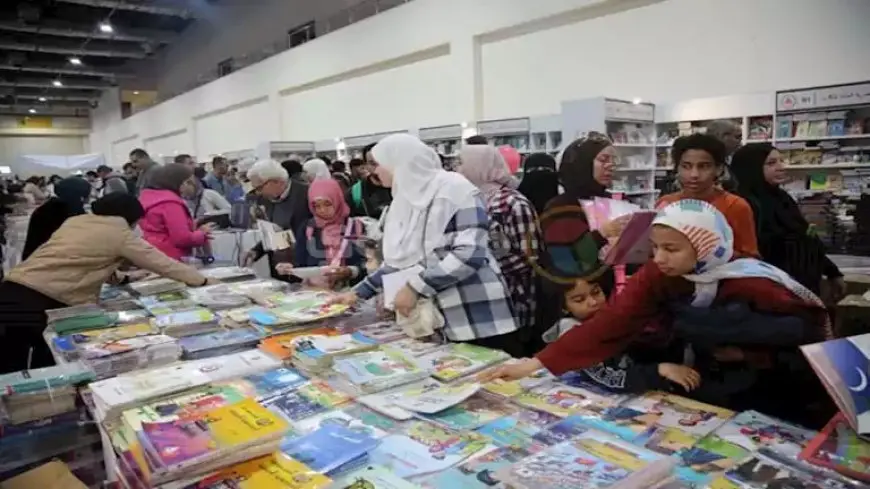 إقبال جماهيري كثيف على معرض الكتاب.. 17 صورة للساعات الأولى من اليوم السابع