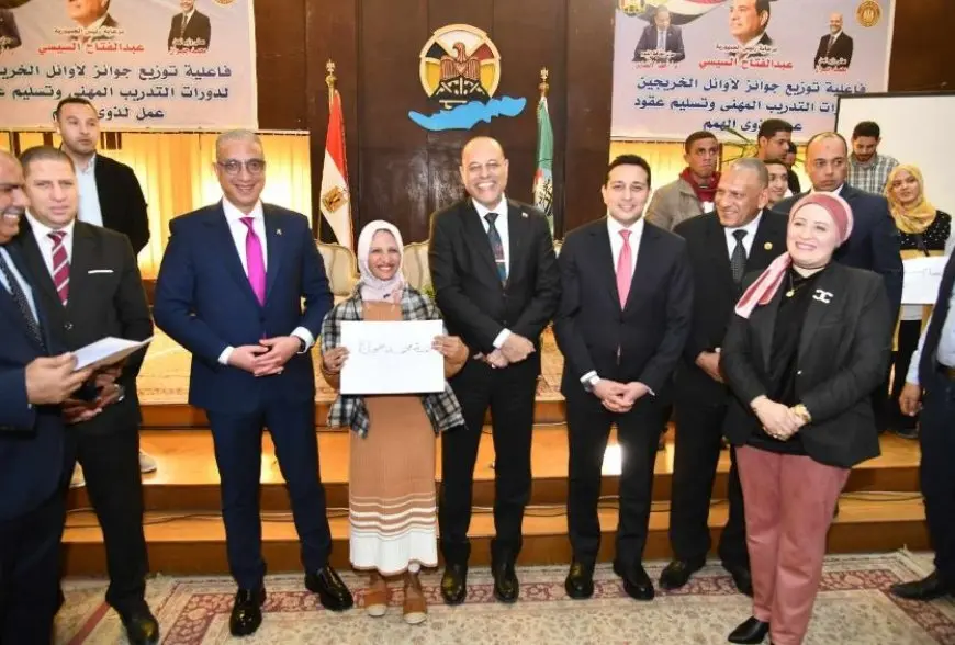 وزير العمل يسلم عقود عمل لذوي الهمم ويكرم أوائل خريجات التدريب المهني في الفيوم