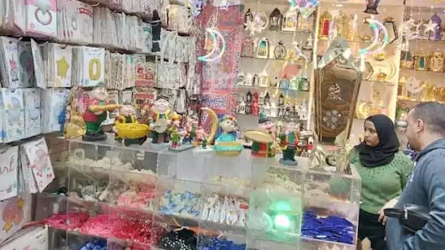 فوانيس رمضان تضيء طهطا.. والأسعار تبدأ من 35 جنيهًا -فيديو وصور