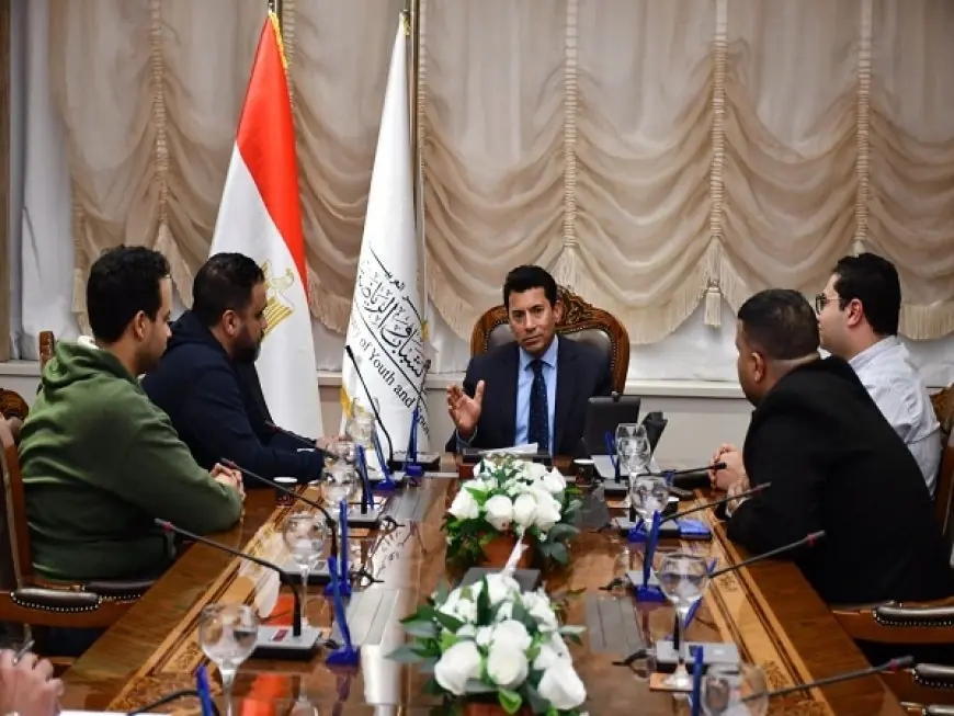 وزير الرياضة يبحث مع شباب المطرية استعدادات تنظيم مائدة إفطار رمضان هذا العام