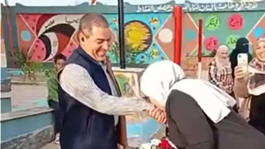 “قبلت يد زوجها في الطابور”.. برلماني يطالب بإلغاء التحقيق مع معلمة الشرقية
