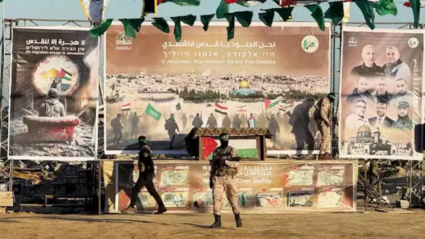 “نحن الجنود ياقدس فاشهدي”.. علم مصر يزين خلفية منصة تسليم الأسرى بغزة