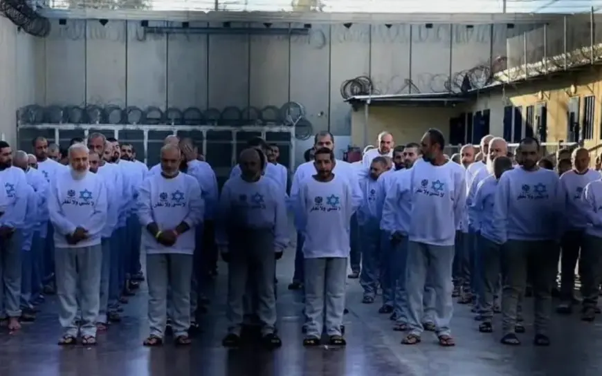 قرار صبياني.. مسئول إسرائيلي ينتقد إجبار الأسرى الفلسطينيين على ارتداء زي يحمل نجمة داوود