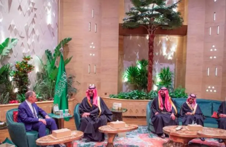 ولي العهد السعودي ولافروف يبحثان التطورات الدولية والإقليمية وسبل تحقيق الأمن والاستقرار