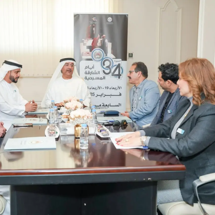 مدير أيام الشارقة المسرحية يجتمع مع لجنة التحكيم