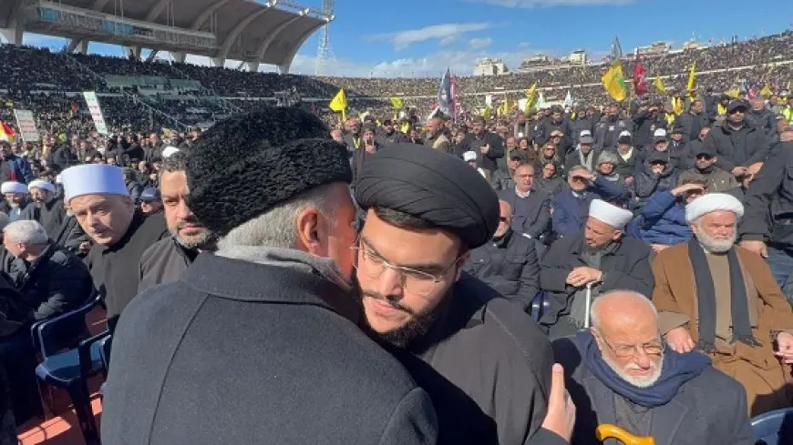.. نجل حسن نصر الله يظهر بين الحشود الحاضر لمراسم تشييع والده