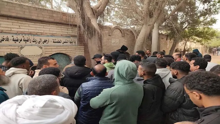 بالصور.. أهالي كفر الشيخ يشيعون جثمان سوداني سقط أثناء تعليق زينة رمضان