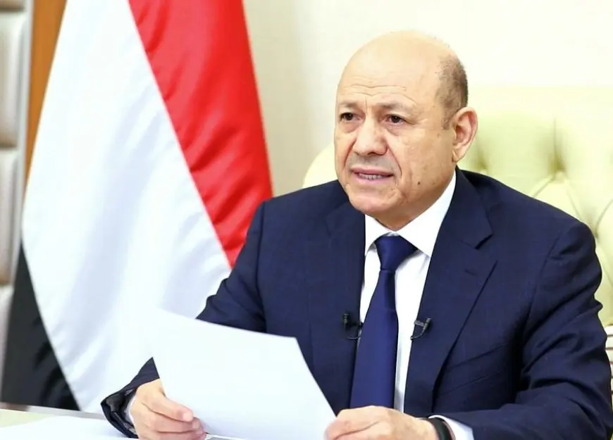 رئيس المجلس الرئاسي اليمني يصل مصر للمشاركة في القمة العربية بشأن فلسطين