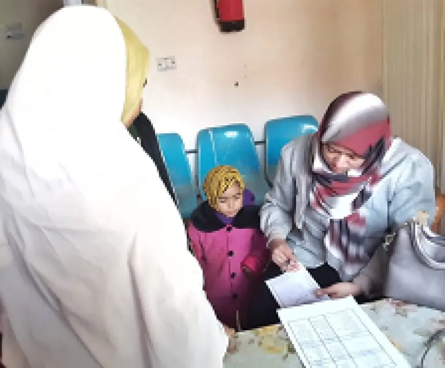 قافلة جامعة المنيا.. توقيع الكشف الطبي وصرف الأدوية لـ710 مواطنين من قرية سلاقوس