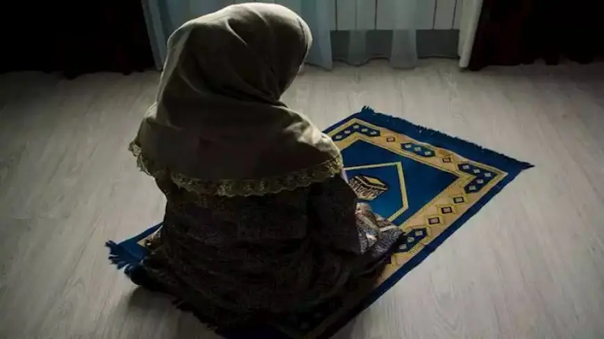 ما حكم صلاة التراويح للمرأة في المسجد وهل صلاتها بالبيت أفضل؟.. الأزهر للفتوى يوضح