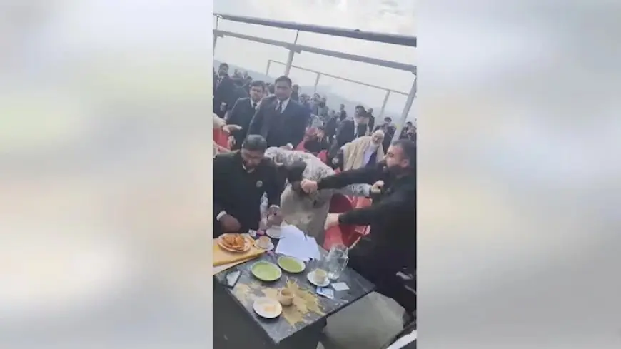 فيديو لمقاتلين يتعاركون بـ”شوربة الإفطار” داخل مسجد في سوريا.. ما حقيقته؟