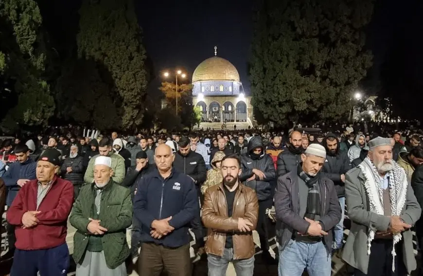 المسجد الأقصى يحتضن أكثر من 80 ألف مصل في صلاة التراويح