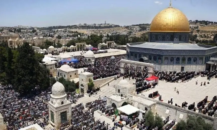 رغم قيود الاحتلال.. بدء توافد آلاف الفلسطينيين لأداء صلاة الجمعة في المسجد الأقصى