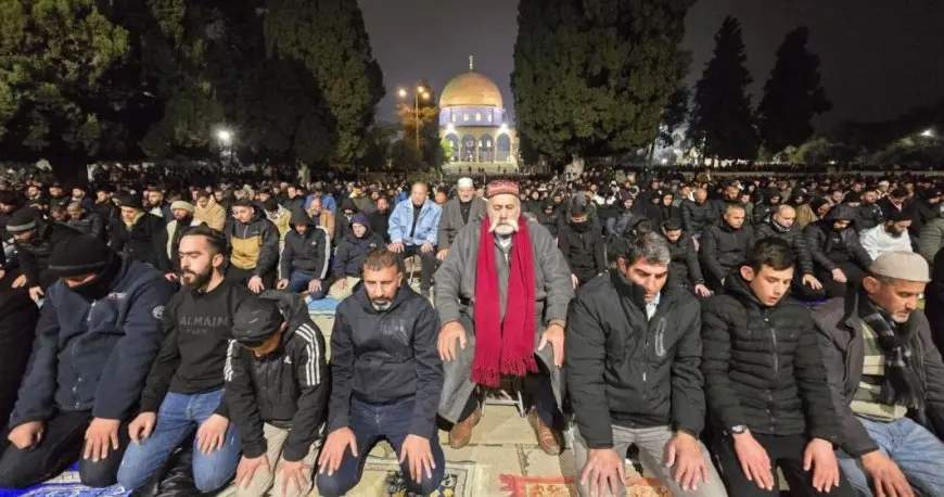 85 ألفا يؤدون العشاء والتراويح في الأقصى