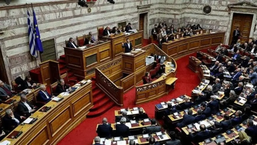 البرلمان اليوناني يصوّت ضد مذكرة بحجب الثقة عن الحكومة بعد كارثة القطار