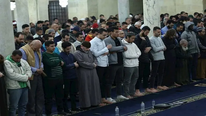 13 صورة من صلاتي العشاء والتراويح بالجامع الأزهر في تاسع ليالي رمضان