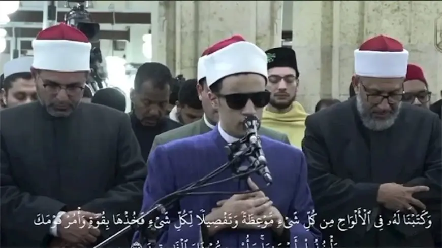 امتلك البصيرة.. طالب “كفيف” يؤمَّ المصلين بصلاة التراويح بالجامع الأزهر -(فيديو)