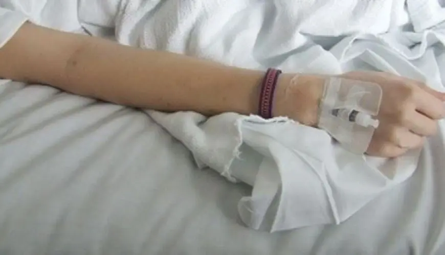علقت في سيارة لأيام.. امرأة من إنديانا تنجو من الموت بعصر الماء في فمها من ملابسها