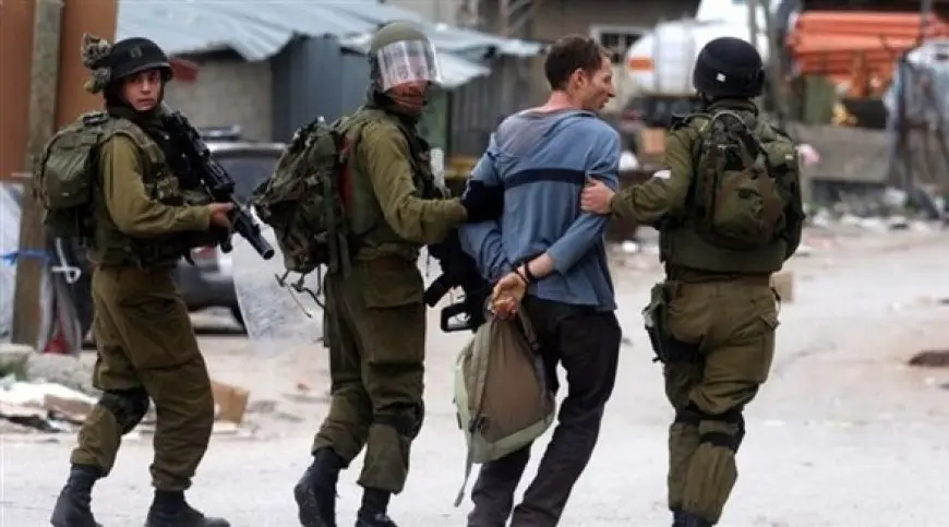الاحتلال يعتقل 12 فلسطينيا من مدينة الخليل غالبيتهم أسرى محررون
