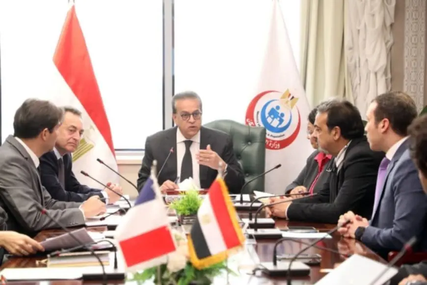 وزير الصحة يستقبل السفير الفرنسي بالقاهرة لبحث سبل التعاون في مجال الرعاية الصحية