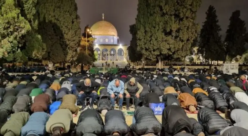 عشرات الآلاف يؤدون العشاء والتراويح في الأقصي بالقدس المحتلة