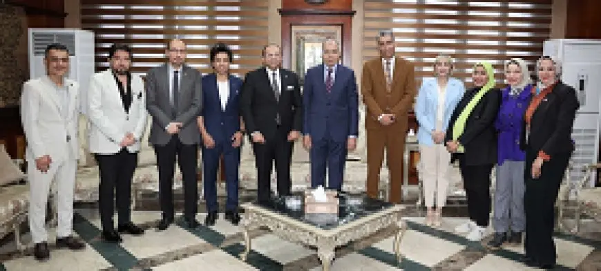 محافظ المنيا يستقبل وفد مدرسة شاركت في احتفالات العيد القومي