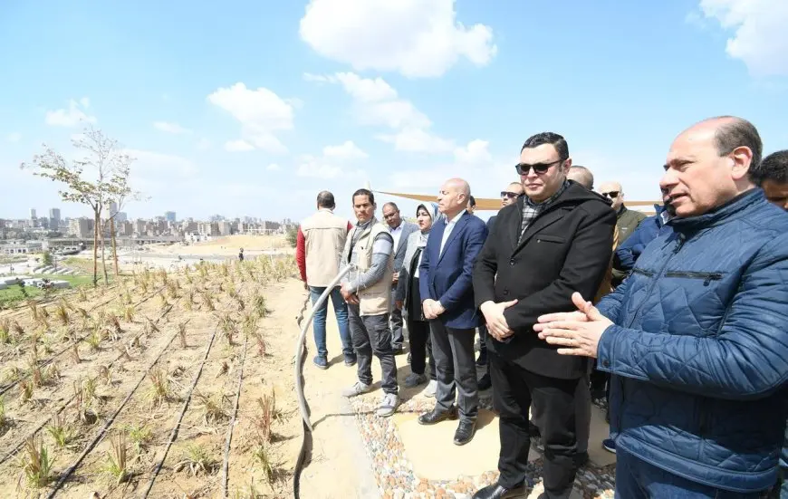 وزير الإسكان ومحافظ القاهرة يتفقدان مشروع حدائق تلال الفسطاط