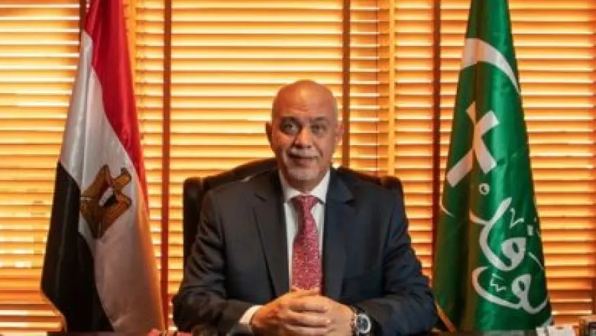 السفير الألماني بالقاهرة يستقبل طائرة مساعدات دعما لغزة بمطار العريش