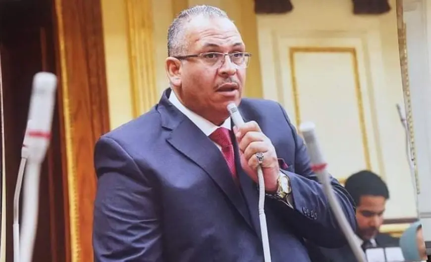 النائب رفعت شكيب يطالب بعدم السماح للأطباء بمغادرة مصر قبل 5 سنوات من تكليفهم