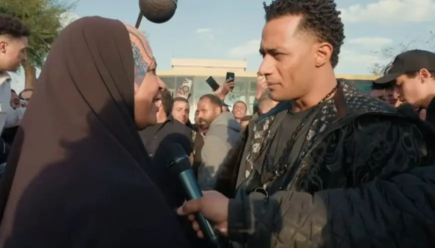 فيديو.. محمد رمضان يمنح بائعة مناديل 100 ألف جنيه ويقبل رأسها