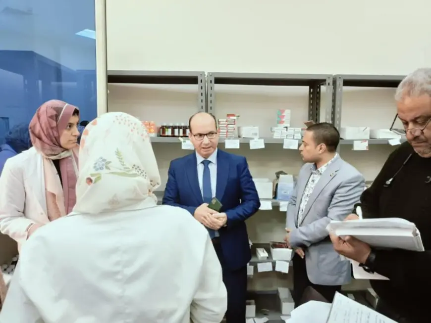 وكيل وزارة الصحة بالقاهرة يتفقد مركز أهالينا ويوجه الأطباء والتمريض بارتداء الزى الرسمي