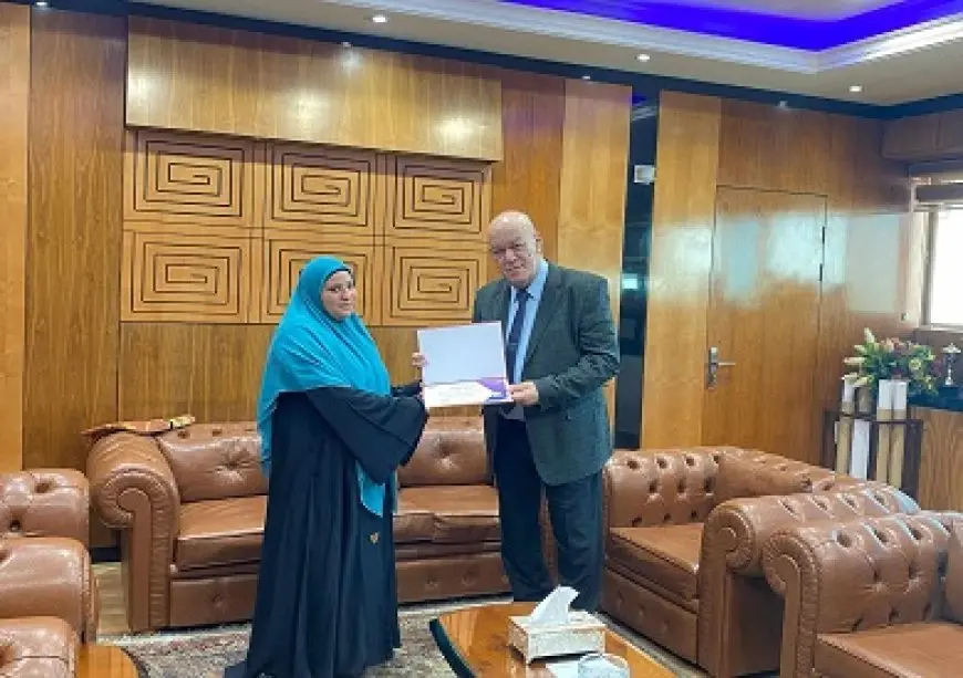 عثرت على مبلغ مالي كبير.. تكريم عاملة خدمات في ميناء القاهرة الجوي لأمانتها