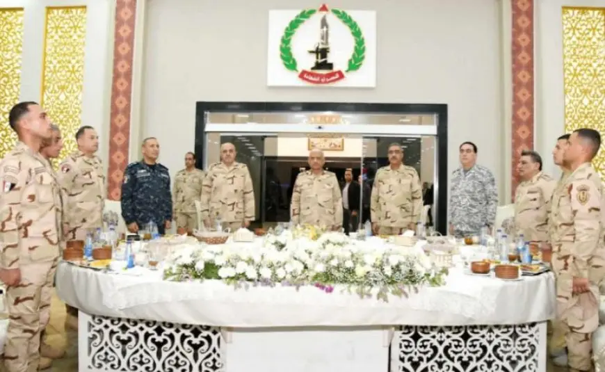 وزير الدفاع يشارك في إفطار مقاتلي الجيش الثاني الميداني