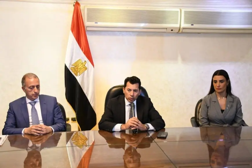 وزير الرياضة يشهد توقيع عقد رعاية بطولة العالم للإسكواش للناشئين