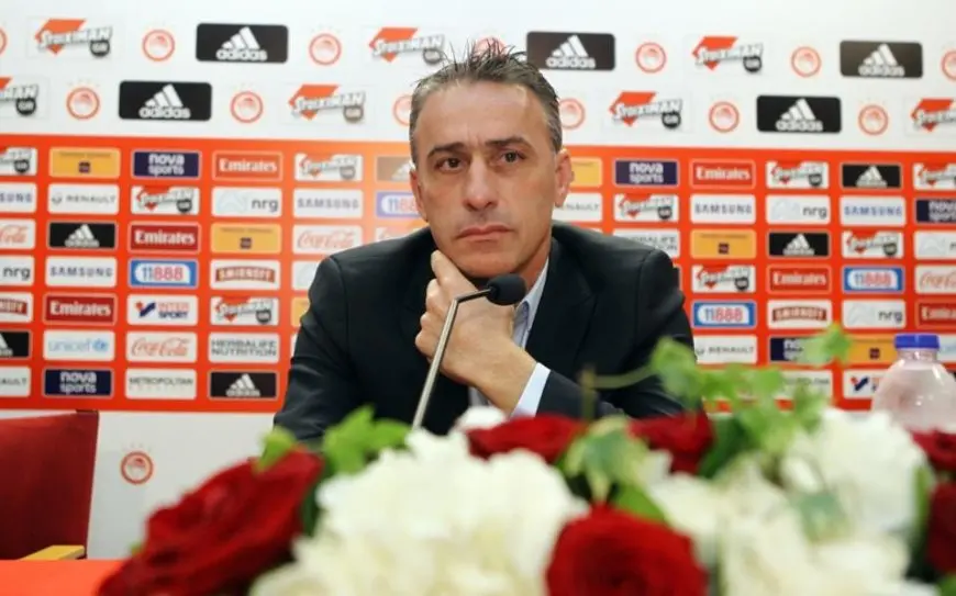 رغم الفوز.. إقالة مدرب منتخب الإمارات من منصبه