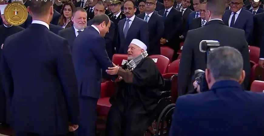 الرئيس السيسي يصافح أحمد عمر هاشم قبل انطلاق فعاليات احتفالية ليلة القدر