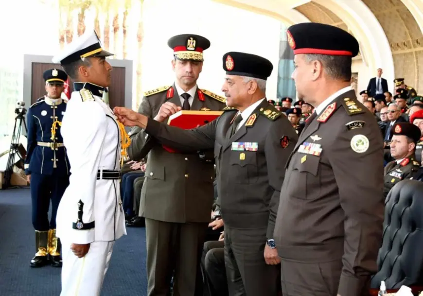 وزير الدفاع يشهد حفل انتهاء فترة الإعداد العسكري لطلبة الأكاديمية العسكرية والكليات العسكرية