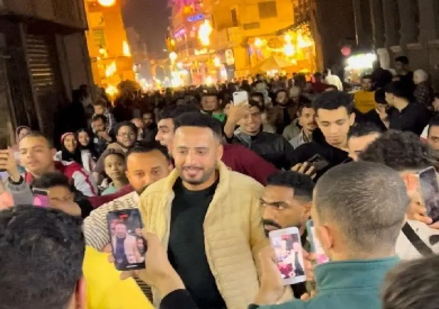 .. الجماهير تحاصر عصام السقا في المعز.. وتأجيل التصوير بسبب التزاحم