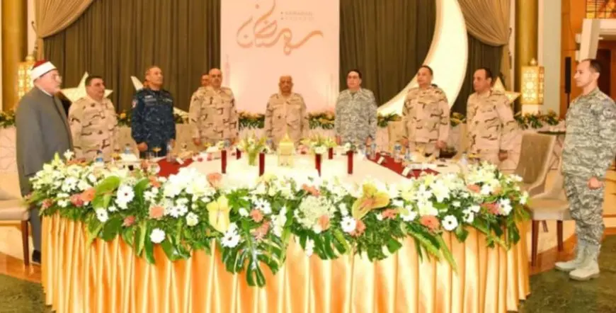 وزير الدفاع يشارك مقاتلي القوات الجوية وجبة الإفطار