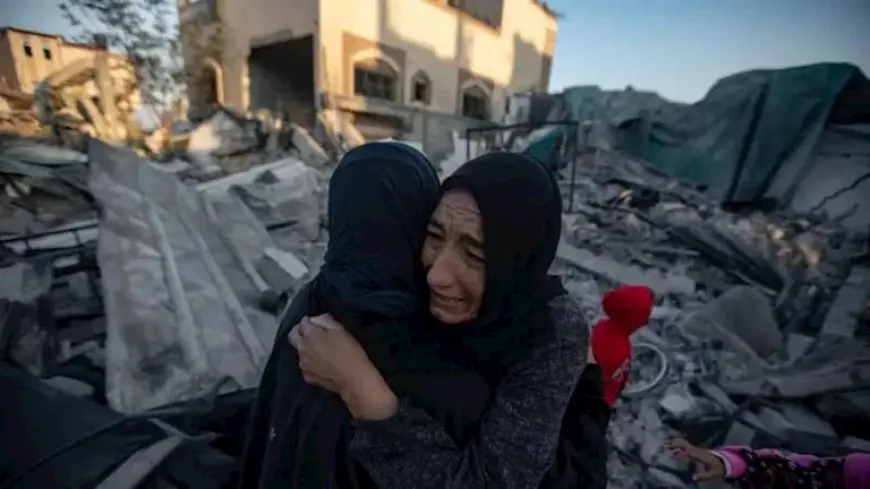 بين البحث عن “حياة كريمة” و”التمسك بالأرض”، كيف يرى غزّيون فكرة مغادرة القطاع؟